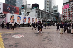Utanför Shibuya Station vid Shibuya Crossing, Shibuya, Tokyo.