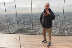 Stefan på Shibuya Sky med Tokyo i bakgrunden, Shibuya, Tokyo.