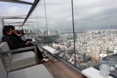 Fåtöljerna längs den ena sidan av skyskrapan var riktigt populära. Shibuya Sky, Shibuya, Tokyo.