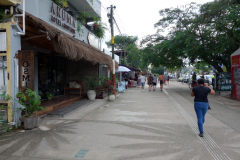 Gatuscen längs gågatan i centrala Tulum.