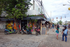 Gatuscen längs gågatan i centrala Tulum.