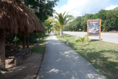 Promenaden hem till Tulum Pueblo längs vägen som går från stranden.