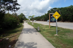 Promenaden hem till Tulum Pueblo längs vägen som går från stranden.