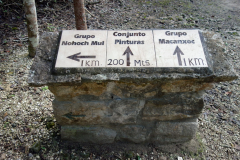 Skylt som visar riktningen till de viktigaste sevärdheterna inne på Zona arqueológica de Cobá.