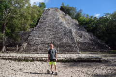 Stefan framför Nohuch Mul-pyramiden, Zona arqueológica de Cobá.