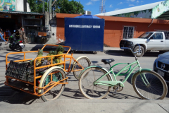 Kaffepaus på Café de Olla Tulum med cykeln parkerad på gatan till höger i bild.