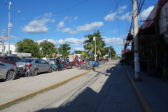 Gatuscen längs gågatan i Tulum.