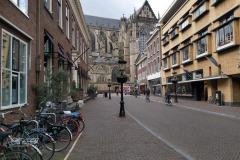 Gatuscen med St Martin´s Cathedral (domkyrkan) i bakgrunden, Utrecht.