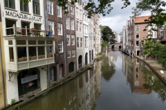Den vackra arkitekturen längs kanalen i centrala Utrecht.