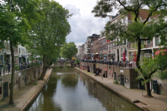 Den vackra arkitekturen längs kanalen i centrala Utrecht.