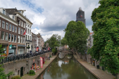 Kanal i centrala Utrecht  med Dom Tower i bakgrunden.