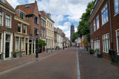 Gatuscen i centrala Utrecht med Dom Tower i bakgrunden.