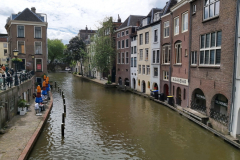 Den vackra arkitekturen längs kanalen i centrala Utrecht.