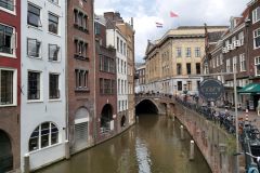 Den vackra arkitekturen längs kanalen i centrala Utrecht.
