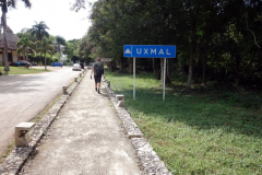 Promenad från busshållplatsen vid huvudvägen till entrén i Uxmal.