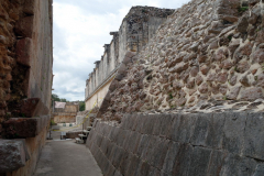 Smal passage på väg in till Nunneklostret, Uxmal.