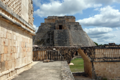 Del av Nunneklostret med Trollkarlens pyramid i bakgrunden, Uxmal.