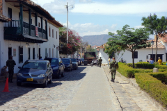 Militären patrullerar gata vid Parque Antonio Nariño, Villa de Leyva.