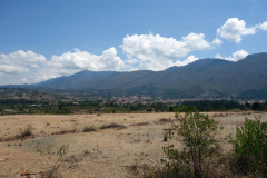 Villa de Leyva och de vackra bergen i bakgrunden.