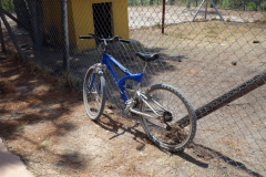 Min hyrda cykel parkerad inför promenaden till Pozos Azules några kilometer utanför Villa de Leyva.