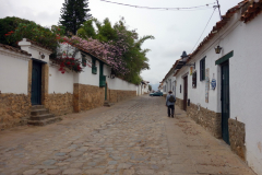 Gatuscen längs Carrera 8 i centrala Villa de Leyva.