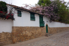 Gatuscen längs Carrera 8 i centrala Villa de Leyva.
