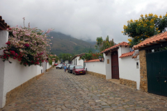 Gatuscen längs i centrala Villa de Leyva.