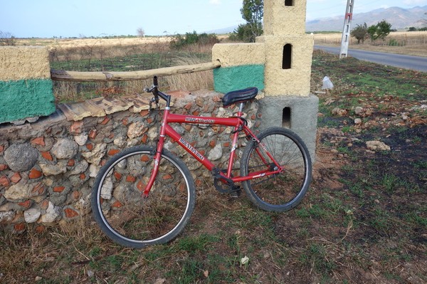 Min hyrda mountainbike med endast en växel. Det gick inte så fort att cykla men vad gjorde det. Fantastisk natur hela vägen mellan Trinidad och Playa Ancon och ingen trafik alls.