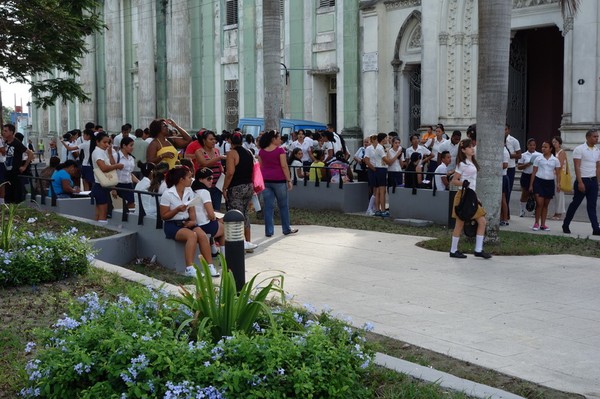 Studenter vid Parque Marti i centrala Camagüey.