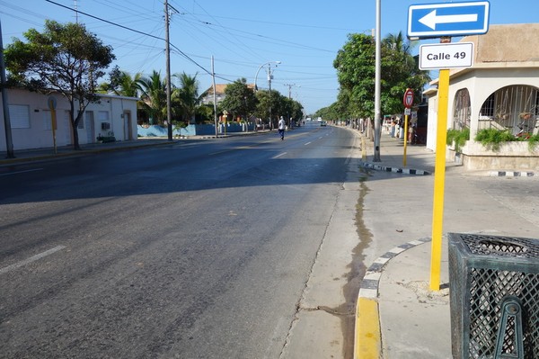 Gatuscen vid Calle 49 längs Av 1 i östra Varadero.