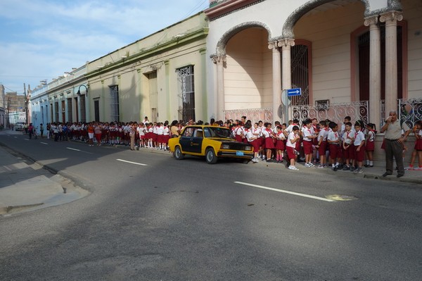 Skolbarn vid Parque Marti i centrala Camagüey.