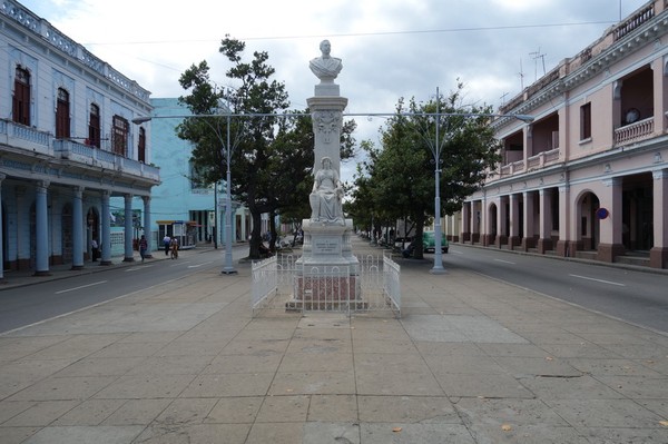 Gatuscen längs Paseo del Prado (calle 37), Cienfuegos.