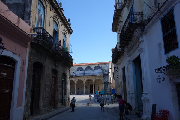 Gatan Callejon del Chorro i riktning ut mot Plaza de la Catedral, Havanna.