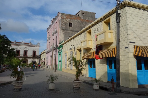 Gatan Marti som här passerar norra sidan av Parque Ignacio Agramonte, centrala Camagüey.