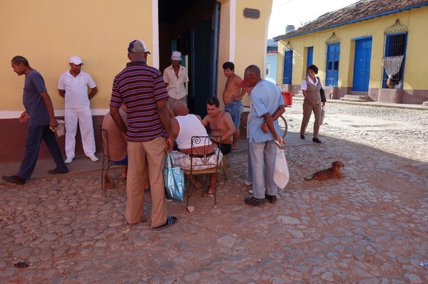 Gubbarna utanför casan spelar ett parti domino, Trinidad.
