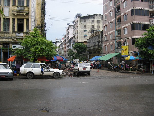 Gatuscen i centrala Yangon.