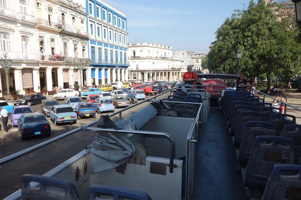 Ombord på HabanaBusTour-buss T1 vid Parque Central i väntan på avfärd, Centro Habana, Havanna.