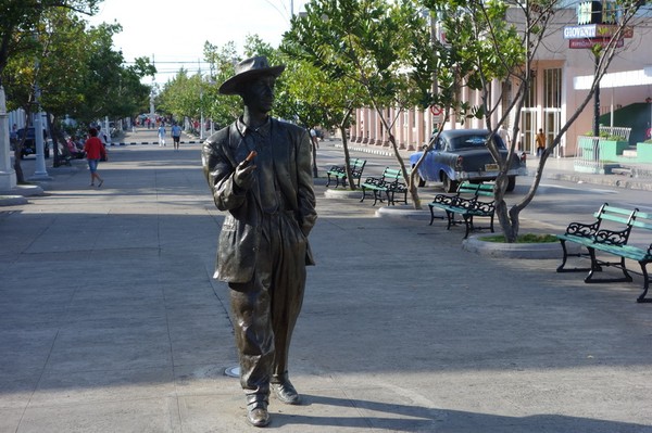 Bronsstaty av Benny Moré längs Paseo del Prado (calle 37). Kanske den största kubanska sångaren genom tiderna, Cienfuegos.