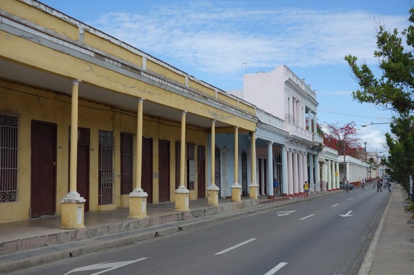 Gatuscen längs Paseo del Prado (calle 37), Cienfuegos.