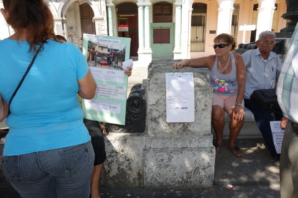 Fastighetsmarknad på Pradon, Centro Habana, Havanna.