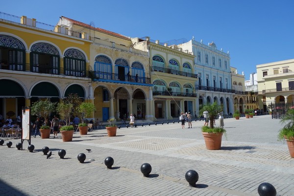 Otroligt fina Plaza Vieja i Habana Vieja, Havanna.