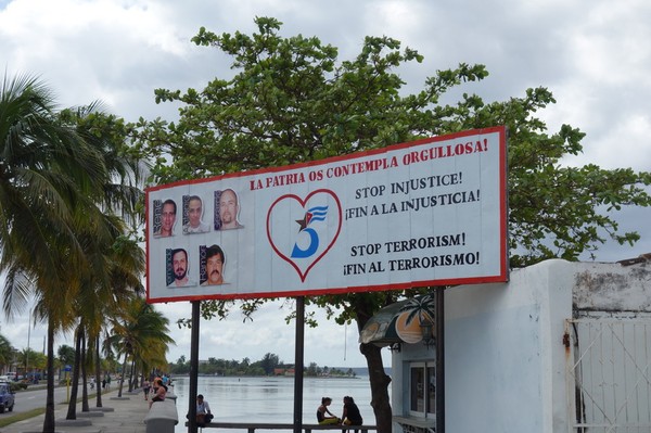 Ganska precis där Paseo del Prado (calle 37) övergår i Malecon finns en Cuban five-skylt, Cienfuegos.