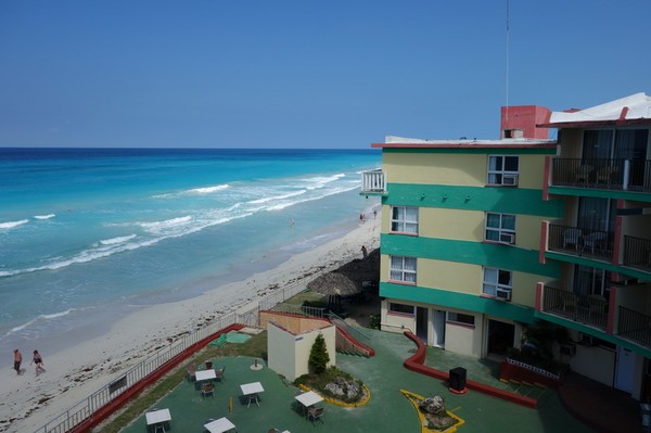 Utsikten från balkongen i anslutning till mitt rum på hotell Club Herradura, Varadero.