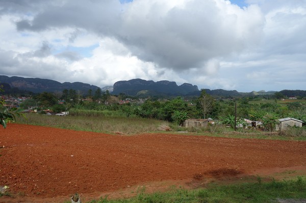 Promenaden från centrala Viñales upp till hotell La Ermita.