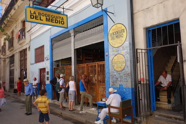 La Bodeguita del Medio bar. En viss herr Ernest håller fortfarande drinkpriserna över det normala här, Havanna.