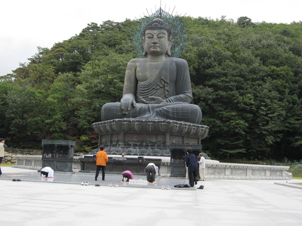 Buddha staty på vägen upp till Ulsanbawi.