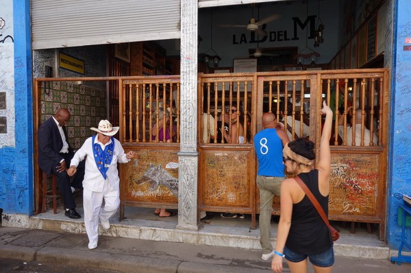 La Bodeguita del Medio bar. En viss herr Ernest håller fortfarande drinkpriserna över det normala här, Havanna.