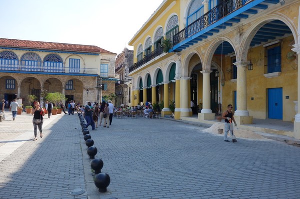 Otroligt fina Plaza Vieja i Habana Vieja, Havanna.