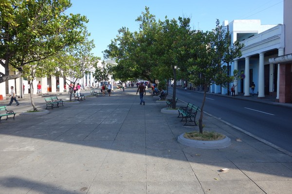 Gatuscen längs Paseo del Prado (calle 37), Cienfuegos.