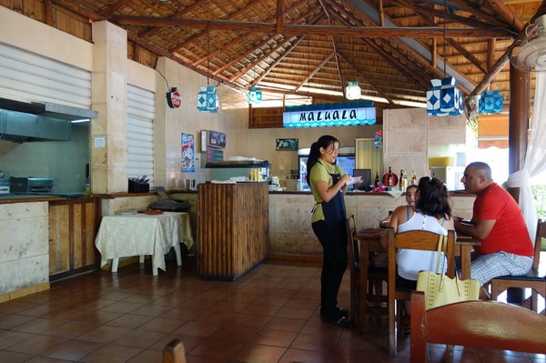 Det blev två pizzor och tre öl till lunch på restaurang El Palenque i stadsdelen Cubanacan väster om Miramar, Havanna.